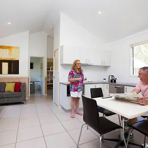 2* Hotel Kirra Tourist Park